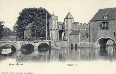 12792 Gezicht op de Eem en een gedeelte van de Koppelpoort te Amersfoort uit het noordwesten; met links de brug over de Beek.